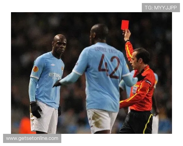 巴洛特利今天又风格突变了，场上硬汉场下居然爱穿娃娃装？