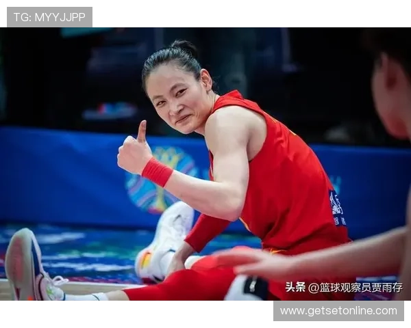 杨力维训练间隙竟然在教练鞋柜翻找零食，场上女神场下居然这么接地气？