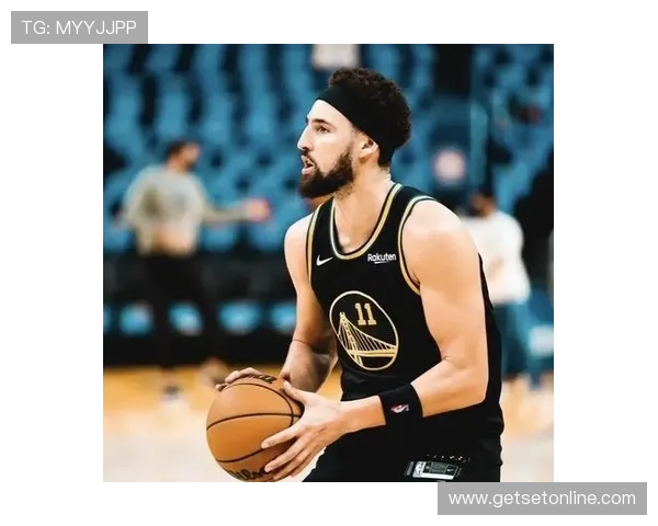 汤普森无球跑动拉开防线为库里创造单打机会